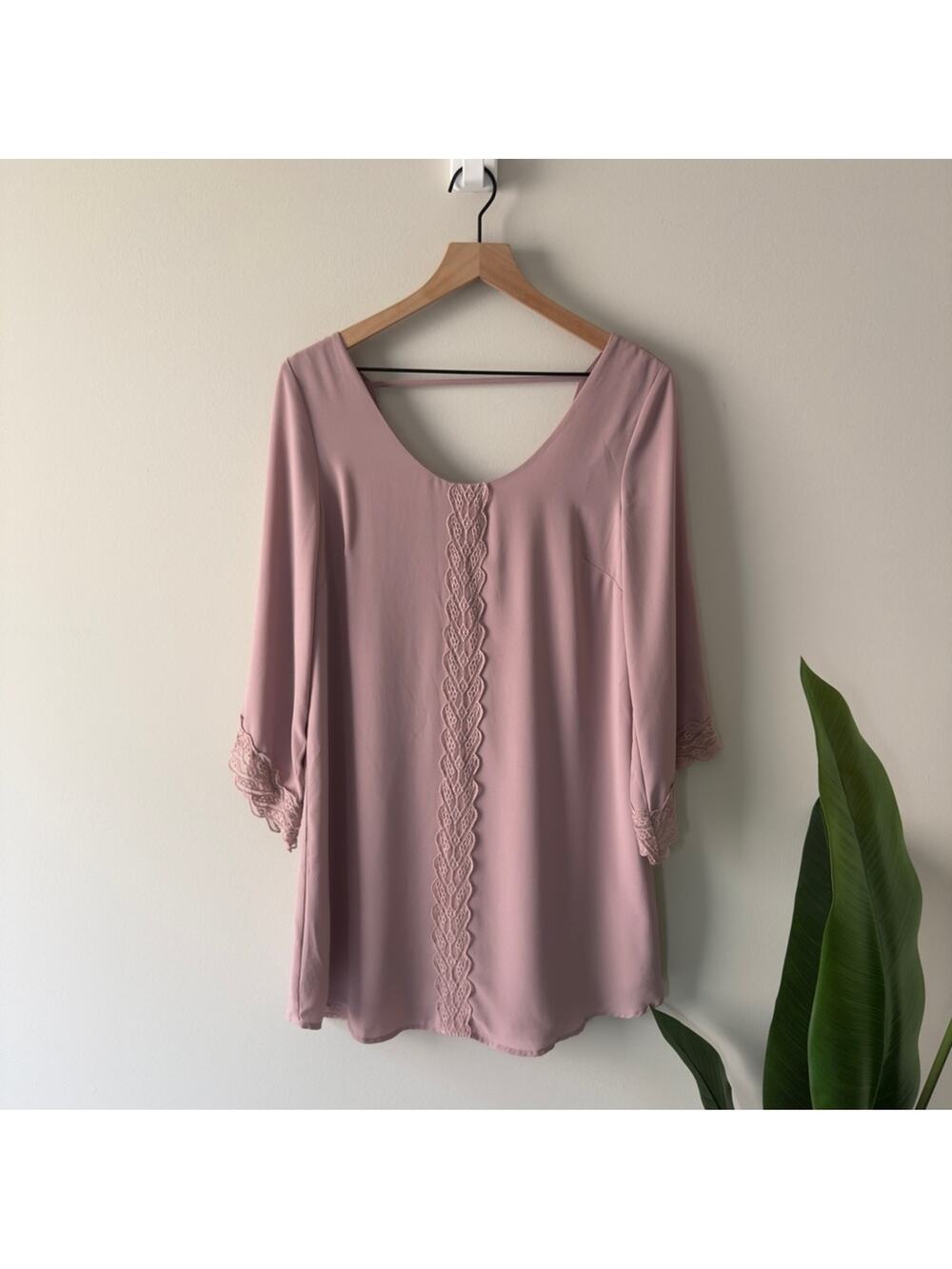 Astr the Label Revolve Deauville Mauve Lace Accent dress shift Flowy 3/4 sleeve